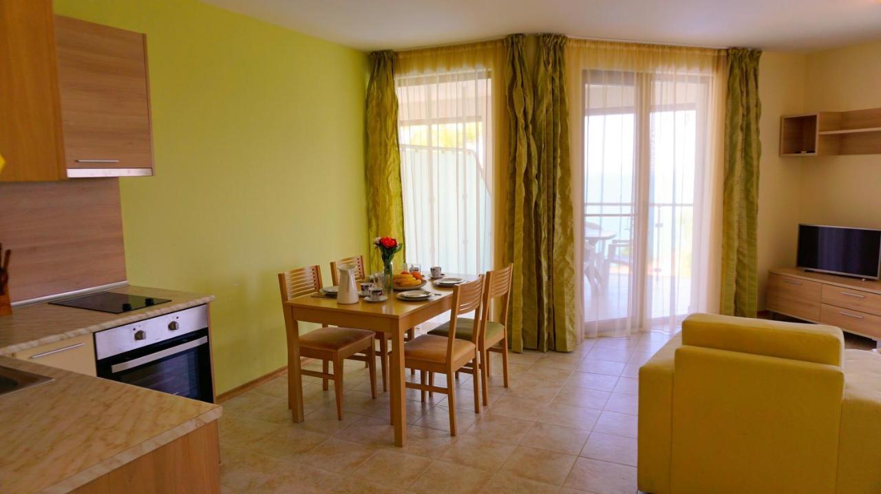 Морски апартаменти Джулая Морнинг - Sea View Apartments July Morning Каварна Екстер'єр фото